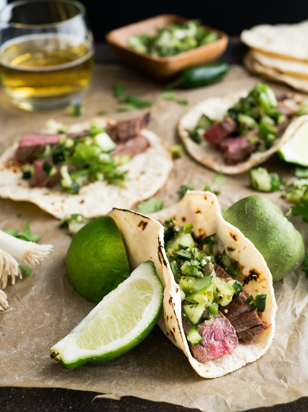 Mesa servida con variedad de tacos y salsas en Taquería Balam