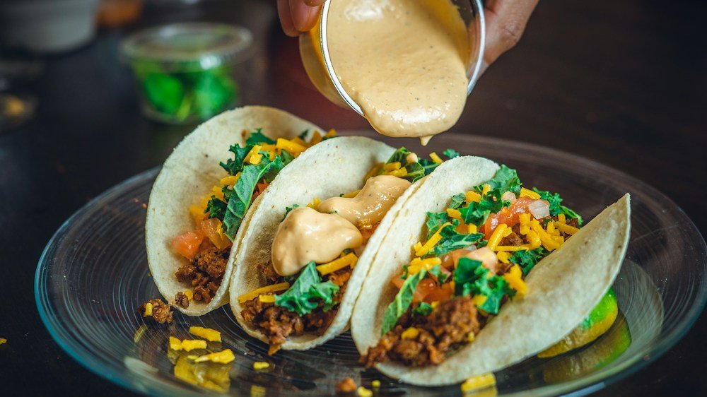 Salsas de habanero y cebolla encurtida